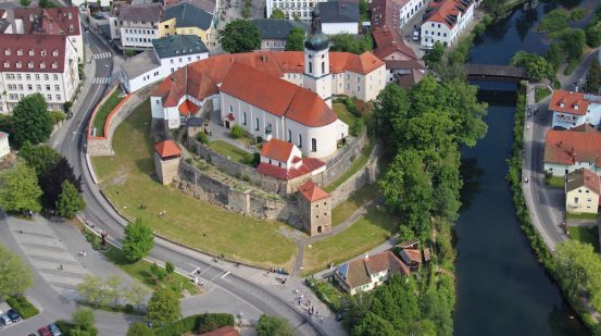 Bad Kötzting Kirchenburg mit Fluss von oben fotografiert