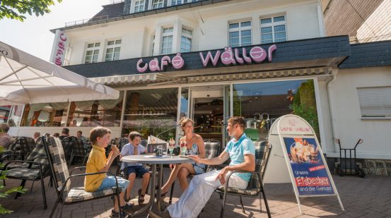 Familie sitzt vor Café Wäller in Bad Marienberg