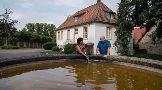 Paar an großem Brunnen am alten Gericht in Bad Wünnenberg