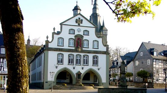 Brilon Markt Rathaus mit Stadtturm
