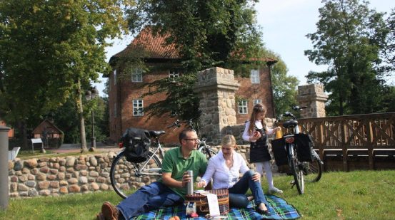 Familie macht Picknick in Bad Bodenteich