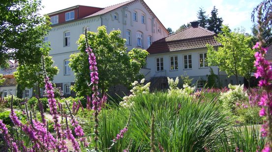 Haus des Gastes mit Blumengarten in Feldberg