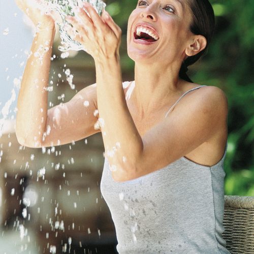 fröhliche Frau mit Wasser