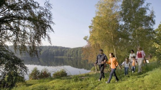 Nordic Walking Familie am See