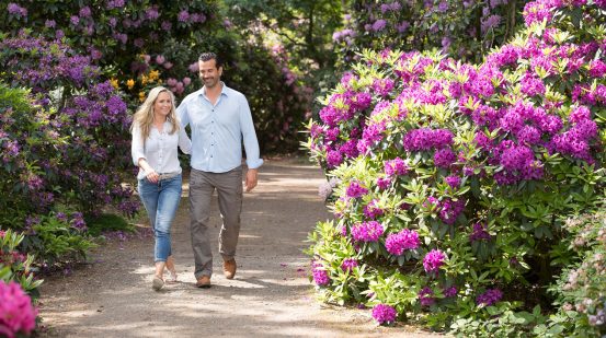 Paar spaziert durch den Blumenpark