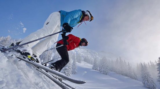 Frau und Mann fahren Ski in Oberjoch