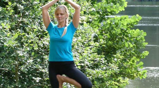 Frau macht Yoga im Kurpark am See in bad Bodenteich