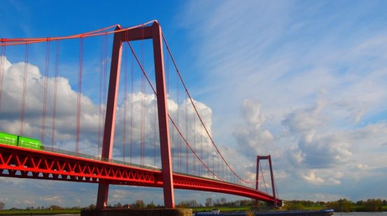 rote Brücke über dem Rhein